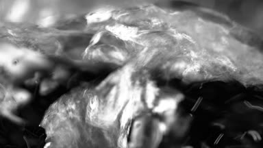 Kaynar su, kabarcıklar yükselin. Siyah arka plan. Yakın çekim