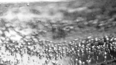 Su kaynamaya başlar. Elektrikli su ısıtıcısı dibinde. Yakın çekim