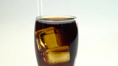 Soda bir cam bir tüp ile buz içkiyle. Beyaz arka plan