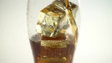 Coca Cola cam bir şişe içine dökülür. Beyaz arka plan. Ckose kadar