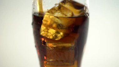 Soda bir cam bir tüp ile buz içkiyle. Beyaz arka plan. Ckose kadar