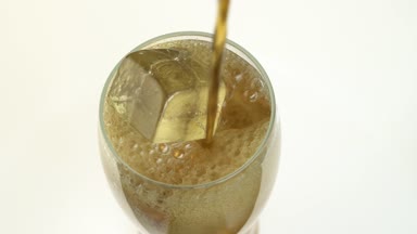 Coca Cola cam bir şişe içine dökülür. Beyaz arka plan. Yukarıdan görüntülemek