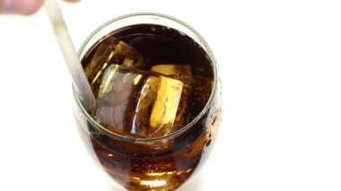 Soda içecek tüpünden. Beyaz arka plan. Yukarıdan görüntülemek