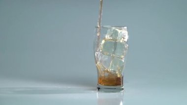 Pepsi buz ile cam içine dökülür. Mavi arka plan
