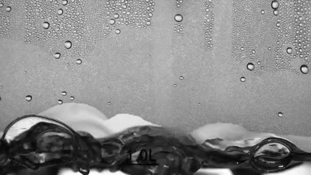 Water kookt in waterkoker. Witte achtergrond. Close-up. Slow motion — Stockvideo