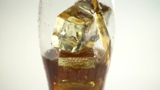 Coca Cola öntenek a pohárba, egy üveg. Fehér háttér. Ckose fel — Stock videók