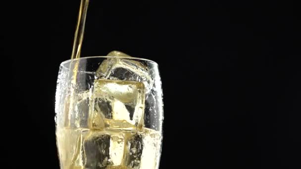 Cola wird aus einer Flasche in ein Glas gegossen. schwarzer Hintergrund — Stockvideo