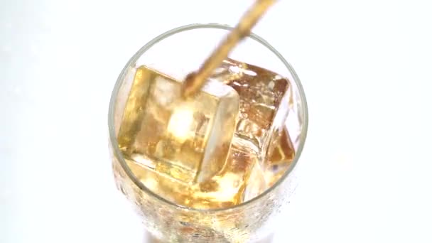 可口可乐从瓶子里倒入玻璃杯中。白色背景。从上面查看。特写 — 图库视频影像