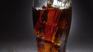 Buz boş bardak içki döktüm. arkadan ışık. Yakın çekim