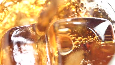 Coca Cola İMKB cam içine dökülür. Beyaz arka plan. Yakın çekim. Ağır çekim