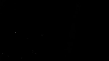 Güzel su sıçrama. Yüzeyi temiz su akışı. Ağır çekim yakın siyah yukarı.