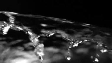 Siyah arka plan üzerinde spurting su