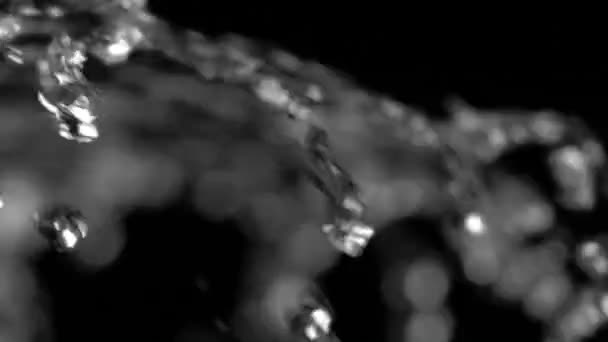 Belle éclaboussure d'eau. Débit d'eau clair à la surface. Mouvement lent gros plan noir . — Video