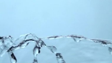 Beyaz arka plan üzerinde sıçrama izole mavi splash. Ağır çekim. Yakın çekim