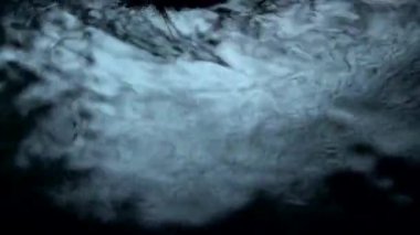 Siyah arka plan üzerinde spurting su