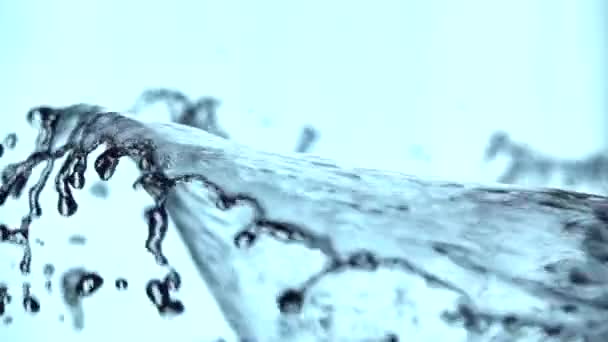 Wasser spritzt vor schwarzem Hintergrund heraus — Stockvideo