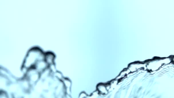 Blauw water splash geïsoleerd op een witte achtergrond. Slow-motion. Close-up — Stockvideo