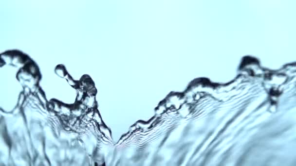 Blauwe Water Stroomt Geïsoleerd Witte Achtergrond Slow Motion Close — Stockvideo