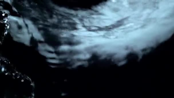 Wasser spritzt vor schwarzem Hintergrund heraus — Stockvideo