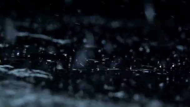 水は黒背景に雨粒します。スローモーション。マクロ. — ストック動画