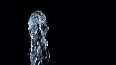 Su akışı yukarı yağıyor. Ağır çekim.