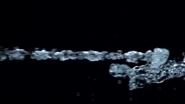 Siyah su akışı. Ağır çekim