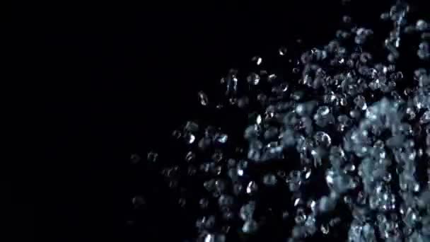 Gouttes d'eau jaillissant sur fond noir — Video