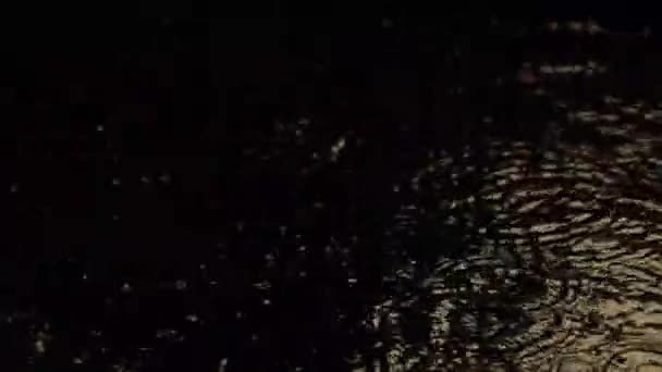 La pluie tombe dans la ville nocturne. Mouvement lent .