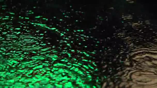 Regen druppels in de stad van de nacht. Slow motion. — Stockvideo