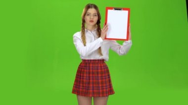 Öğrenci kırmızı bir tablet kağıt ile yükseltir. Yeşil ekran