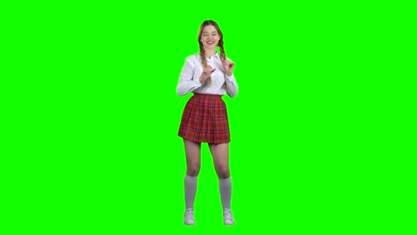 La colegiala está bailando. Pantalla verde — Vídeos de Stock