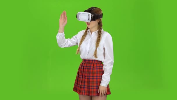仮想現実の眼鏡の女子高生。緑色の画面 — ストック動画