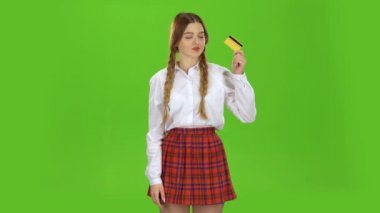 Öğrenci onun elinde kredi kartıyla mutludur. Yeşil ekran