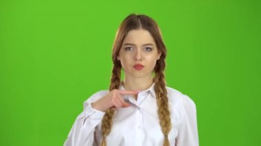 Öğrenci bir yumruk, kızgın gösterir. Yeşil ekran