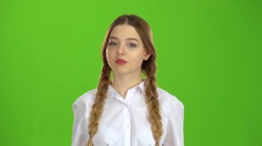 Öğrenci beyaz bir bluz ve pigtails bir FIS gösterir. Yeşil ekran
