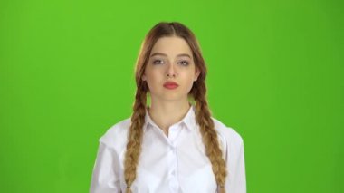 Öğrenci bir hava öpücük gönderir. Yeşil ekran