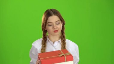 Kız bir hediye onun elinde tutar ve sevindim. Yeşil ekran