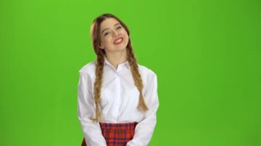 Kız kalp şekli göstermektedir. Yeşil ekran