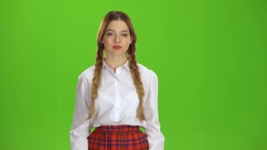 Ok ve gülümseyen bir genç gösterir. Yeşil ekran