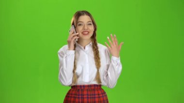 Teen telefonda konuşurken ve ellerini sallayarak. Yeşil ekran
