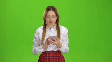 Teen smartphone üzerinde bir ileti yazar. Yeşil ekran