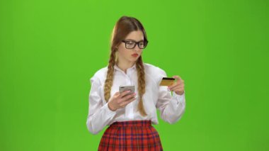 Gözlüklü kız telefon numaraları ile gold card arar. Yeşil ekran