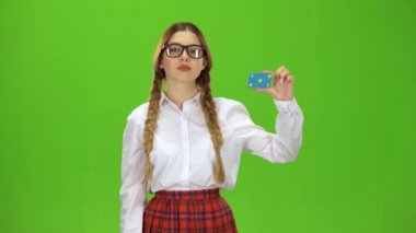 Teenage bir kart yükseltir ve bunda o gülümsüyor işaret eder. Yeşil ekran