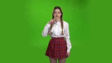 Öğrenci bir yumruk, kızgın gösterir. Yeşil ekran