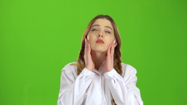 Meisje heeft een hoofdpijn. Groen scherm — Stockvideo