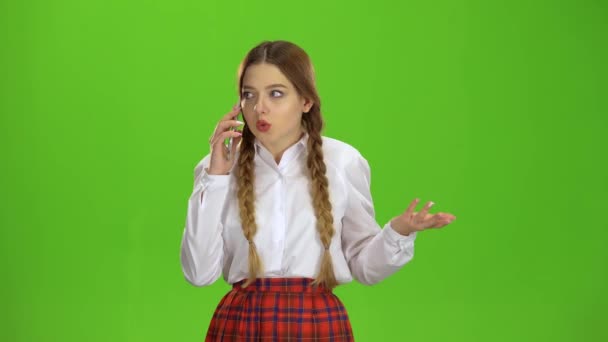 Meisje is praten over de telefoon. Groen scherm — Stockvideo