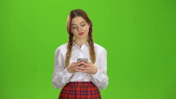 Student writes a message on the smartphone. Green screen — Stock Video