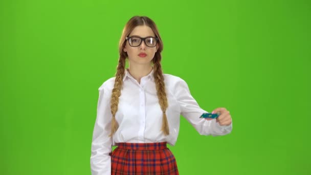 Adolescente de óculos levanta uma carta e mostra um ok. Tela verde — Vídeo de Stock