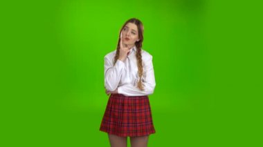 Beyaz bir bluz kız öğrenci düşünüyor. Yeşil ekran