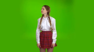 Beyaz bir bluz kız öğrenci düşünüyor. Yeşil ekran